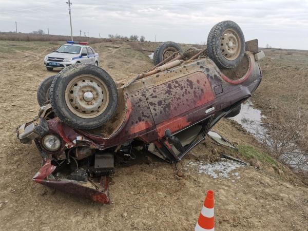 Опрокидывание автомобиля “Нива” в результате аварии на Ставрополье. 